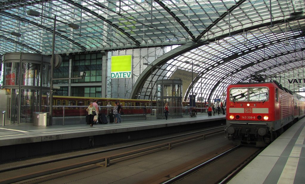 DB 143 309-6 mit dem RE 18727 vond Wnsdorf-Waldstadt nach Dessau Hbf, in Berlin Hbf; 09.08.2011