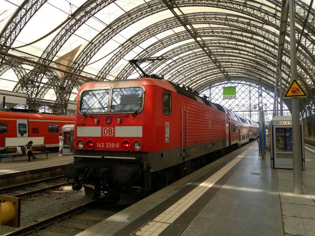 DB 143 339-0 im Zielbahnhof Dresden Hbf. am 17. 6. 2012.