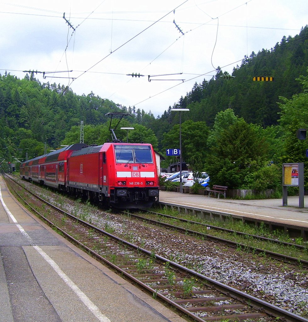 DB 146 236-5 mit dem RE 5184 von Kreuzlingen (CH) nach Karlsruhe Hbf, bei der Ausfahrt in Triberg; 20.06.2010