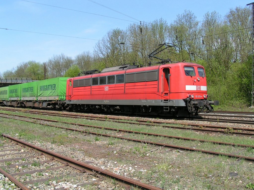 DB 151 073-4 wartet am 26.04.2008 mit einem Gterzug im Bahnhof Riegel auf die Weiterfahrt.