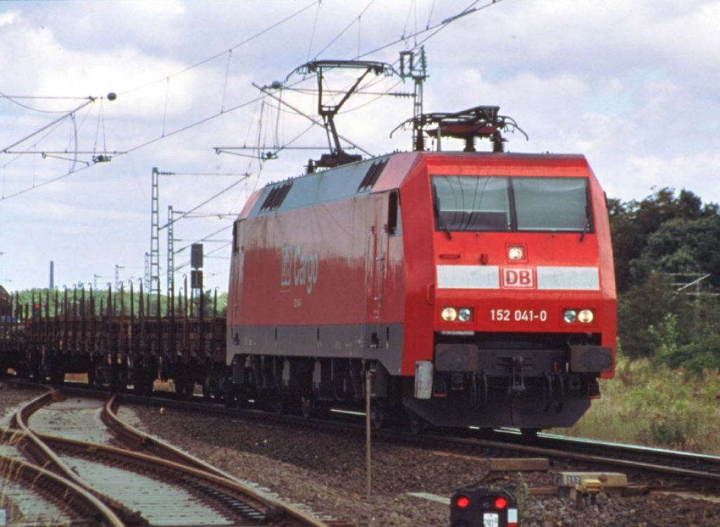 DB 152 041 durchfhrt am 13.07.2000 mit ihrem Gterzug aus Skandinavien den ehemaligen Gterbahnhof Flensburg-Weiche.