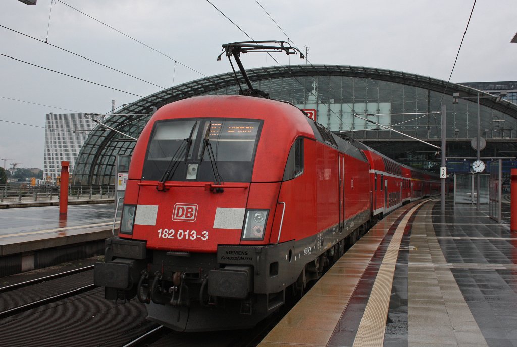 DB 182 013 am 3.8.12 mit einem RE in Berlin Hbf.