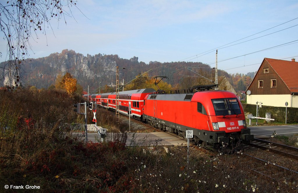 DB 182 017-4 vor S 37735 Meien - Bad Schandau, KBS 241.1 S-Bahn Dresden S1 Meien Triebischtal - Dresden - Schna, fotografiert am Bahnbergang in Rathen am 31.10.2011