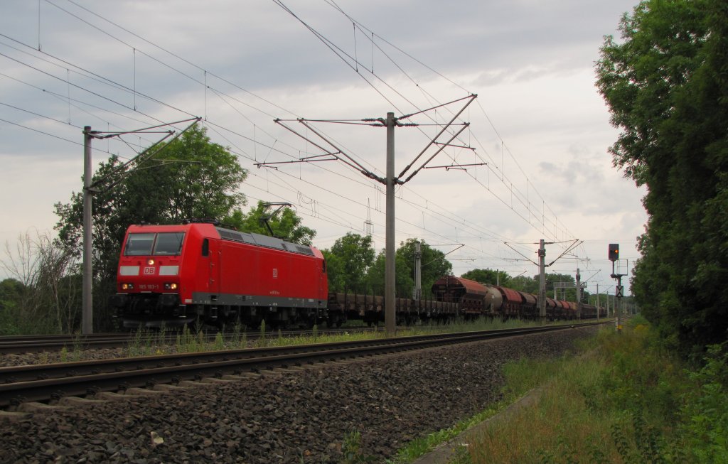 DB 185 183-1 mit einem gemischten Gterzug Richtung Erfurt, am 30.08.2012 bei Ingersleben.