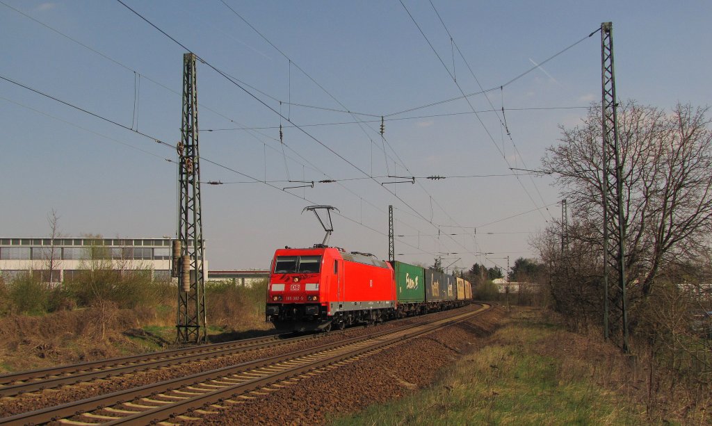 DB 185 382-9 mit dem TEC 40674 von Arad nach Genk Euroterminal, in Erbach (Rheingau); 28.03.2011