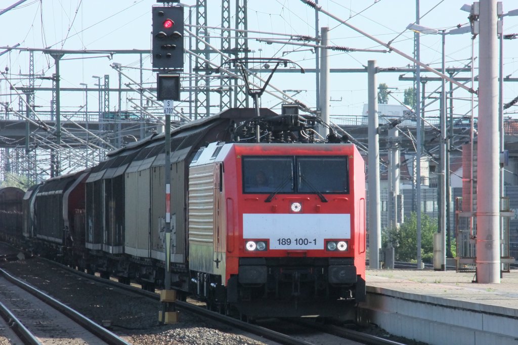 DB 189 100-1 durchfhrt am frhen Vormittag des 29.06.2011 mit einem Gterzug den Bitterfelder Bahnhof.