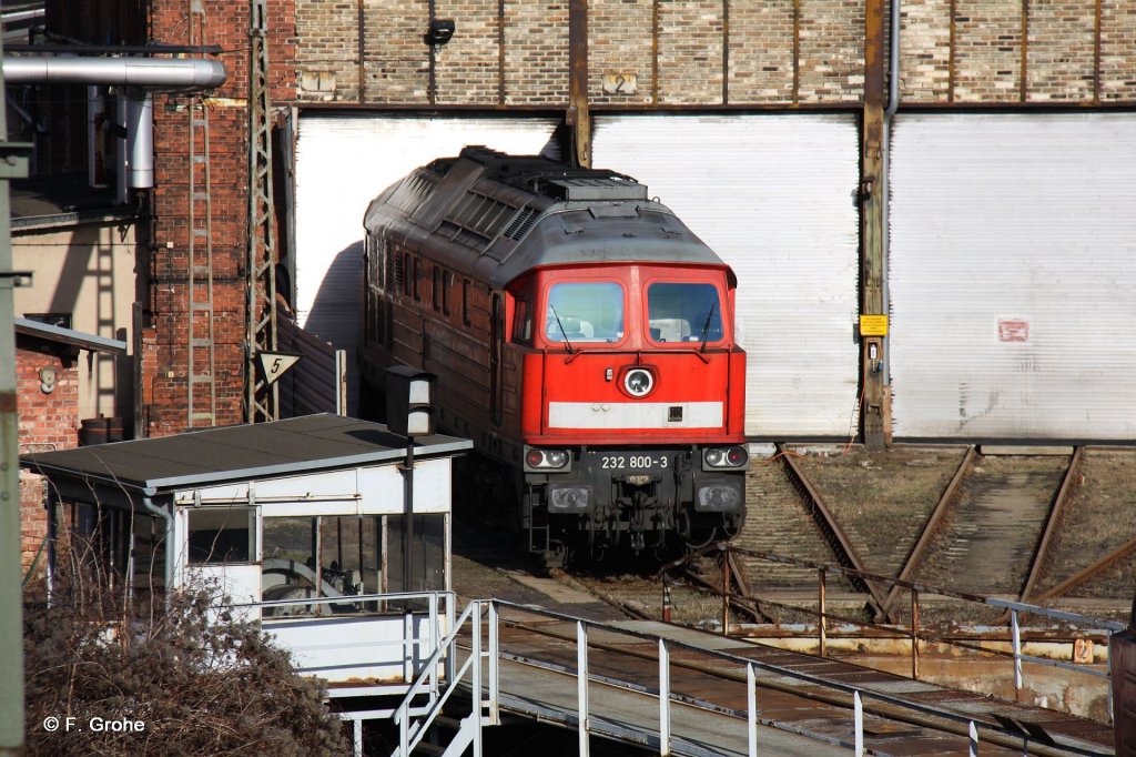 DB 232 800-3 abgestellt an Drehscheibe im Gterbahnhof Halle / Saale, fotografiert von der Berliner Brcke aus am 20.02.2012
