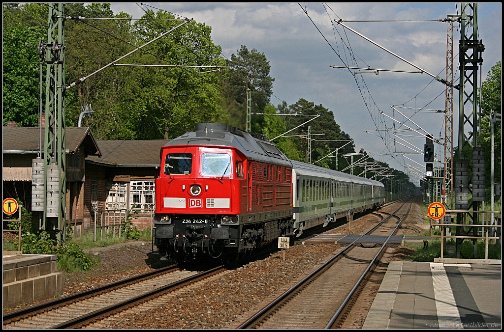 DB 234 242-8 diesmal mit dem Berlin-Warschau-Express nach Bln.-Ostbahnhof (gesehen Grnheide Fangschleuse 25.05.2010)