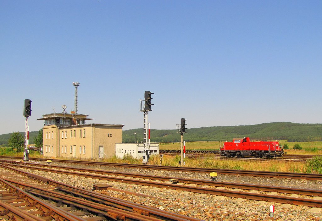 DB 261 022-8 (92 80 1261 022-8 D-DB) beim rangieren am 15.08.2012 neben dem Stellwerk B2 in Knitz (Thr).