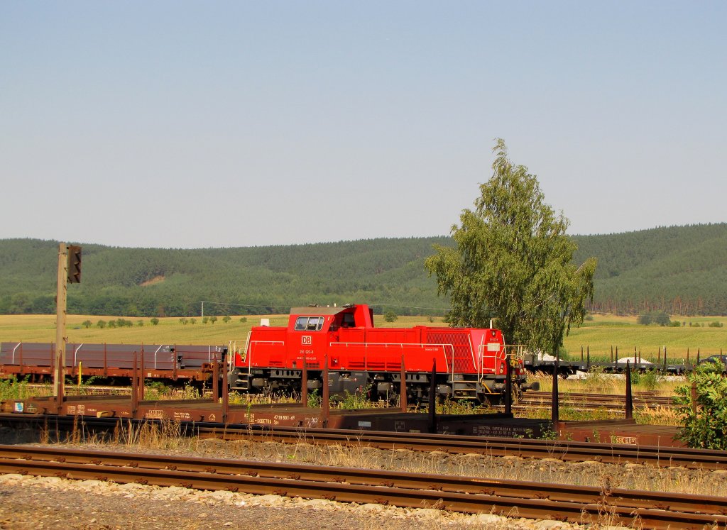 DB 261 022-8 brachte am 15.08.2012 einen Wagen mit Stahltrgern aus Saalfeld nach   Knitz (Thr).