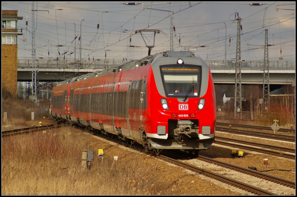 DB 442 325 als RE7 nach Wnsdorf-Waldstadt am 07.04.2013 in Berlin Schnefeld Flughafen 