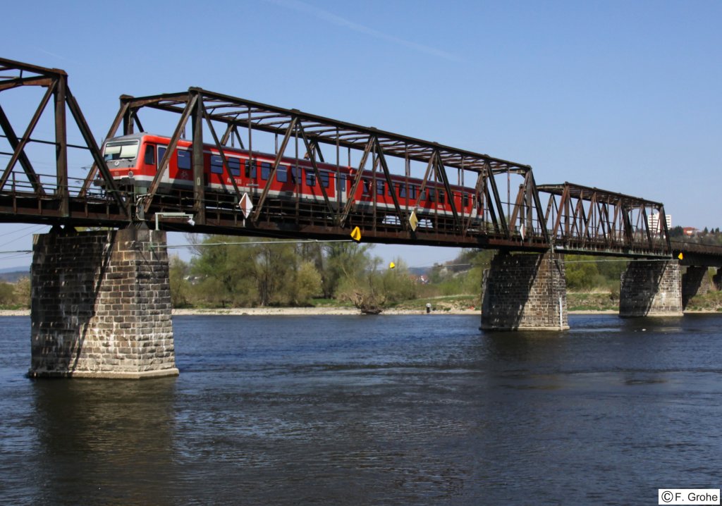 DB 628 430 als RB 59720 Neufahrn - Bogen, Gubodenbahn KBS 932 Neufahrn - Bogen, fotografiert auf der Donaubrcke bei Sand am 08.04.2011