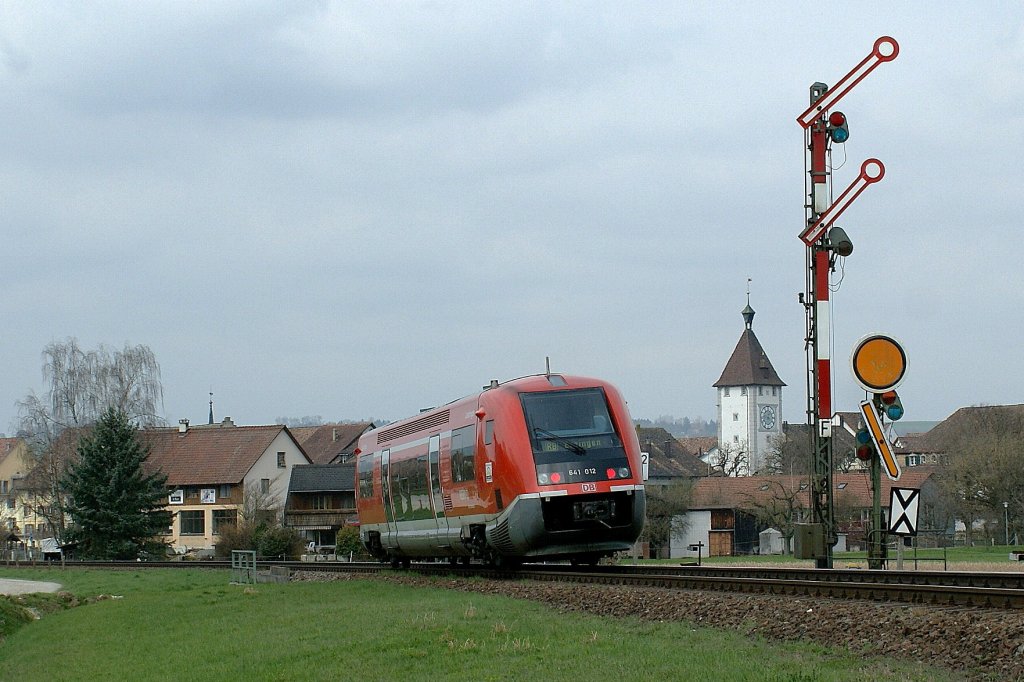 DB 641 012 als RB von Schaffhausen nach Erzingen beim Einfahrsignal  F  in Neunkirch am 8. April 2010.