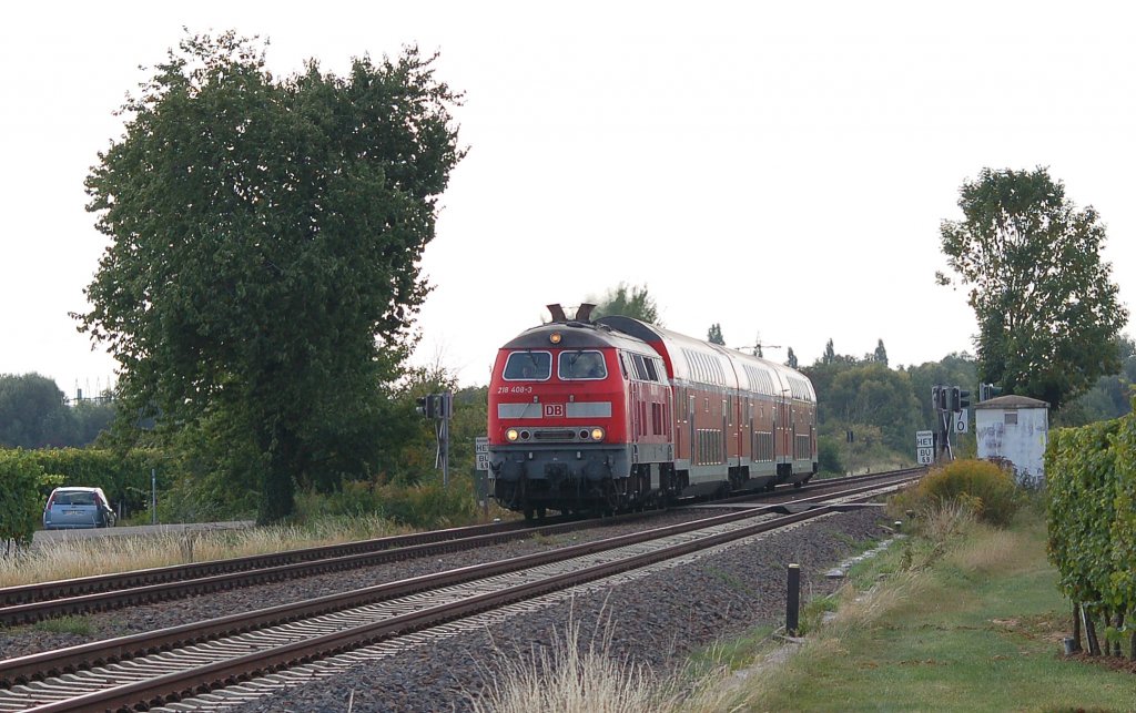 DB BR 218 408-3 mit RB, Wissembourg - Neustadt(Wstr) Hbf zwischen Edenkoben und Maikammer/Kirrweiler. Der Zug fhrt morgens als Elsassexprss von Mainz nach Wissembourg und pendelt bis zur abendlichen Rckahrt nach Mainz als RB. 13.09.2009