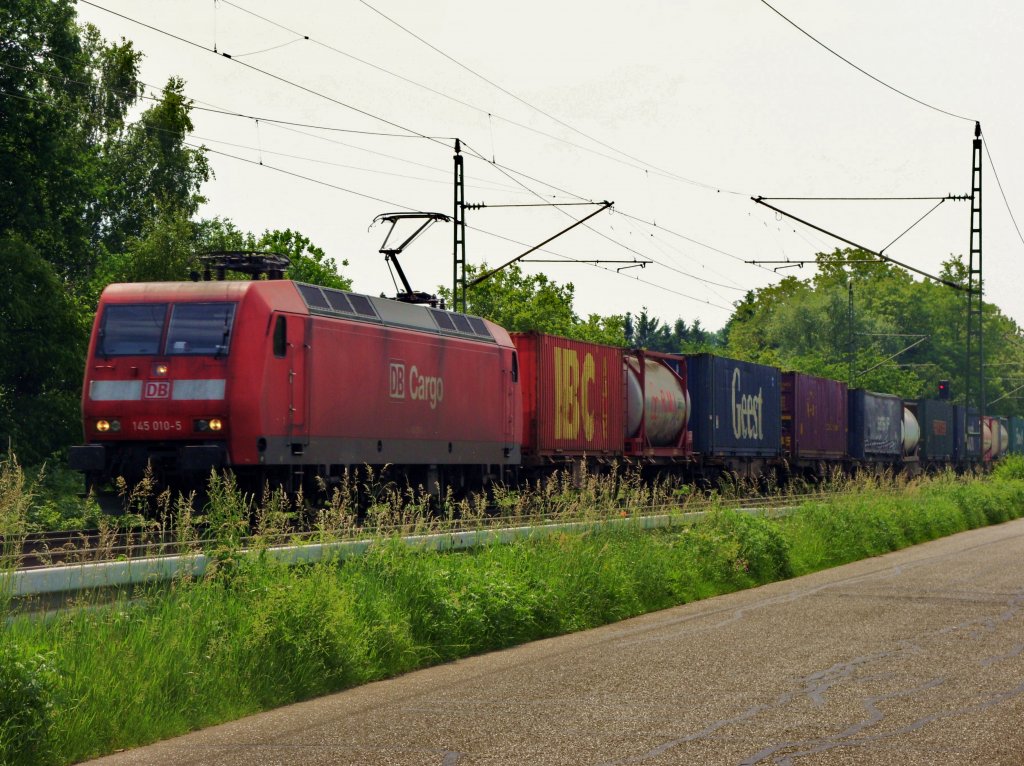 DB Cargo 145 010 unterwegs in Richtung Rastatt am 29.05.2010.