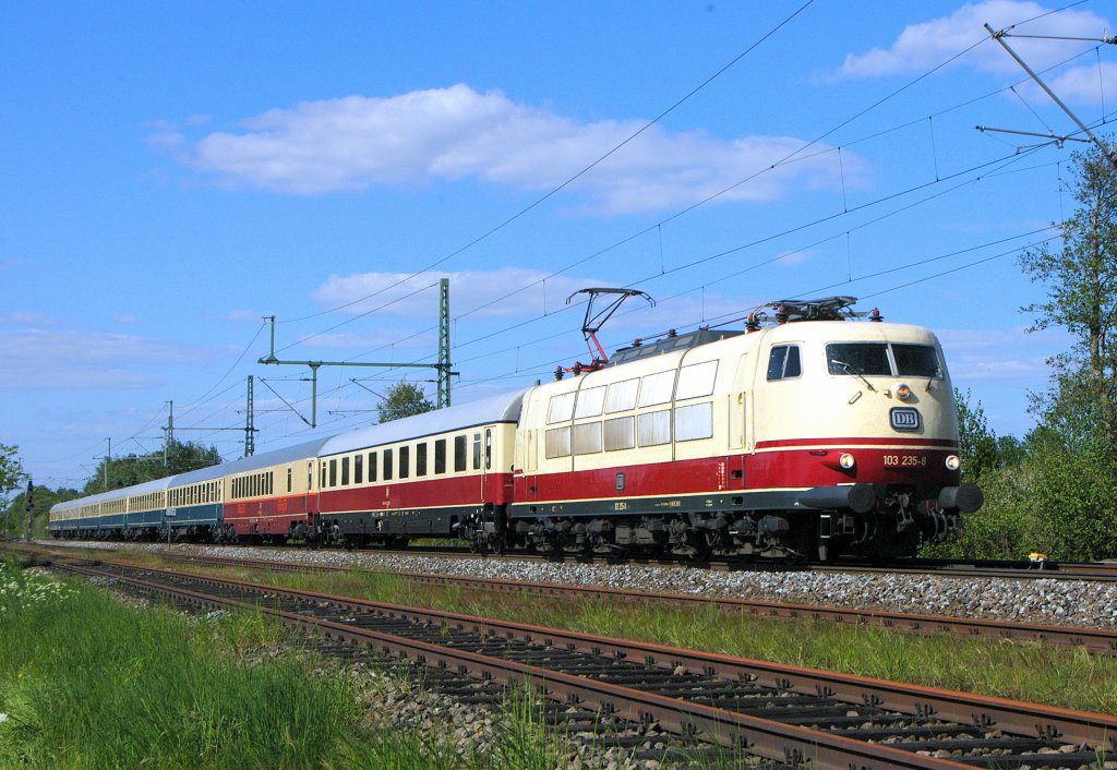 DB Fernverkehr 103 235 mit dem aus historischen IC- und TEE-Wagen gebildeten sonntäglichen IC 2417 Flensburg - Köln Hbf (Diepholz, 01.05.11).
