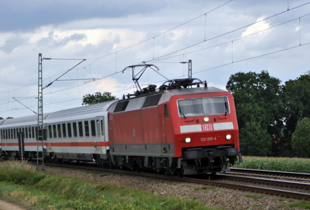 DB Fernverkehr 120 109 mit dem sonntäglichen IC 2417  Flensburg - Köln Hbf (Vehrte, 11.08.13).