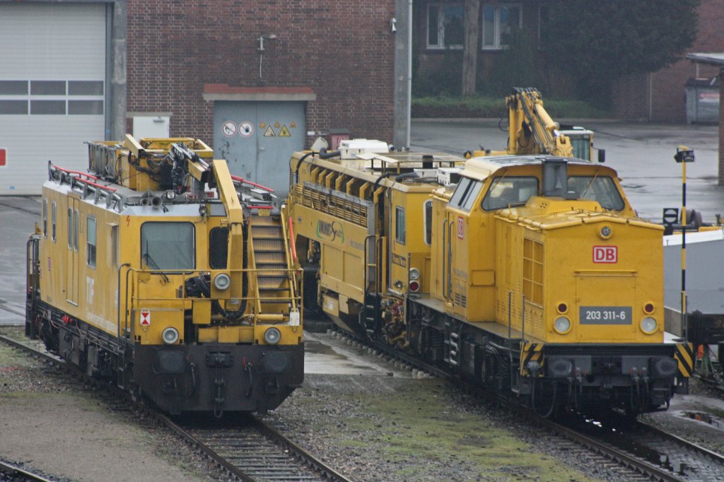 DB Netz 203 311 abgestellt am 26.12.11 in Duisburg-Entenfang bei der Bahnbaugruppe bzw DBG links steht das TIF 705 001.