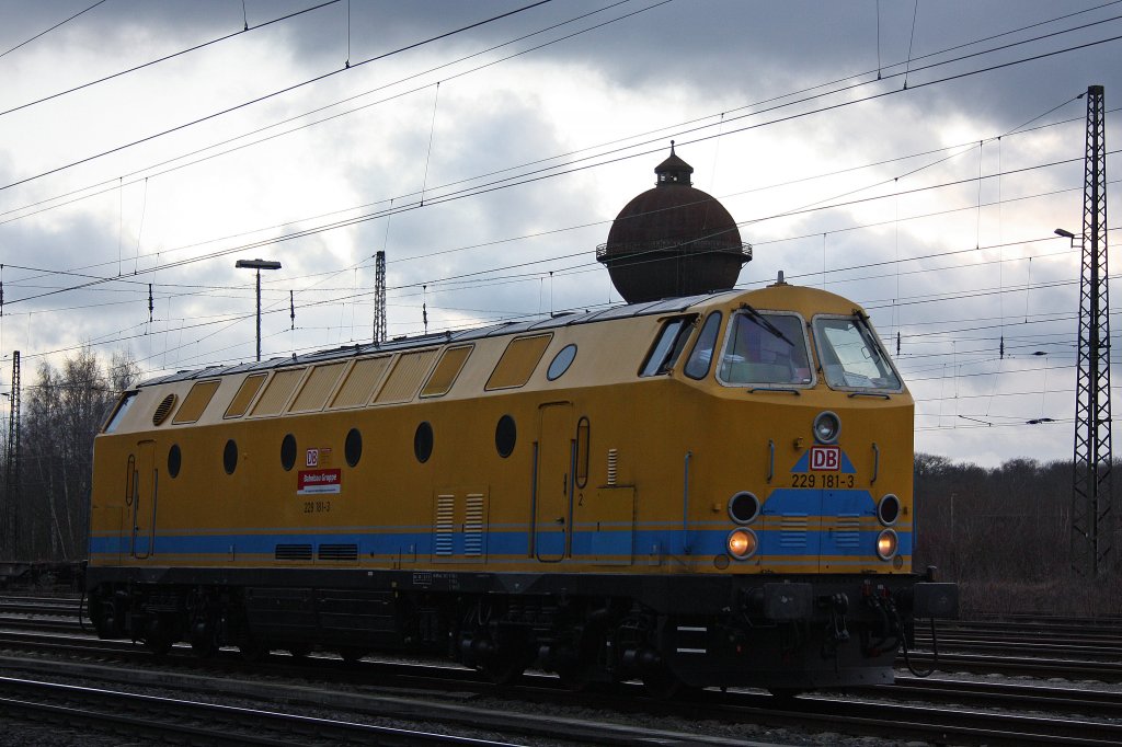 DB Netz 229 181 am 18.12.11 kurz vor der Abfahrt in Duisburg-Bissingheim.
Gru an den Tf!