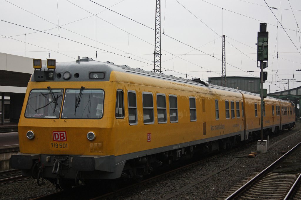 DB Netz 719 501 am 24.11.12 abgestellt in Duisburg Hbf.