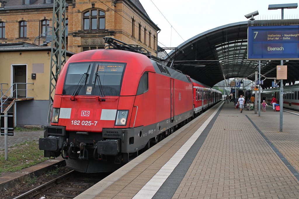 DB Regio 182 025-7 stand am 09.08.2013 mit der RB 16328 von Halle (Saale) Hbf nach Eisenach im Startbahnhof und wartet auf den Abfahrtsbefehl.