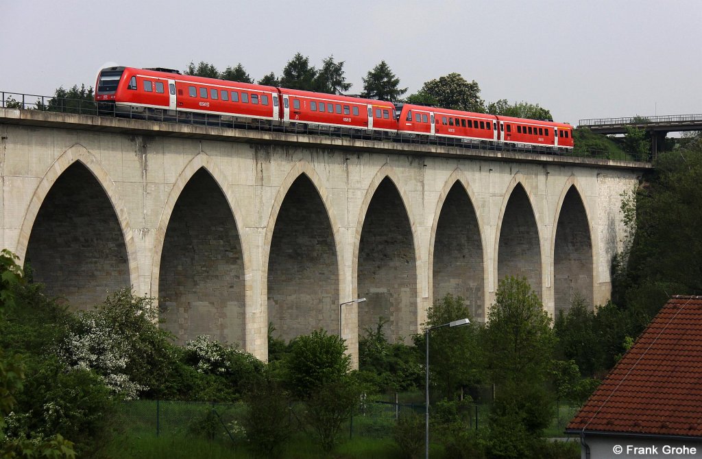 DB Regio 612 110-6 + 612 593-1 als IRE 3085 Franken-Sachsen-Express Nrnberg - Dresden, KBS 510 Hof - Dresden, fotografiert auf dem Viadukt ber die Saale bei Hof - Unterkotzau am 29.05.2010