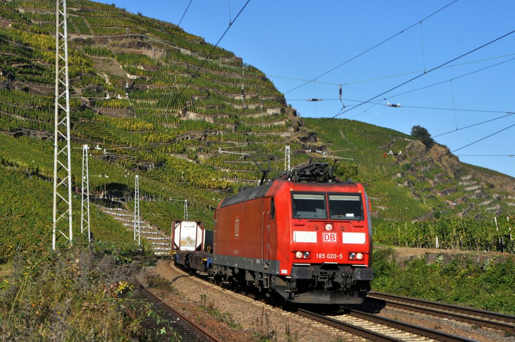 DB Schenker Rail 185 020 mit Containerzug in Richtung Trier (Winningen/Mosel, 01.10.11).