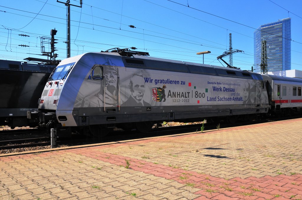 DB Werbelok 101 028-9  Anhalt 800  im Bahnhof Mannheim am 15.08.12.
800 Jahre Anhalt ist die Internetprsenz der Veranstaltung. Eine Wander- und eine Festausstellung (in Dessau) drften die Kulturinteressierten ansprechen.


