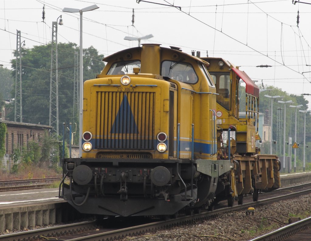 DBG 212 306-5 am 26.7.2011 durch Bonn-Beuel. Leider reichte es nur fr eine Bahnsteigaufnahme. :-(