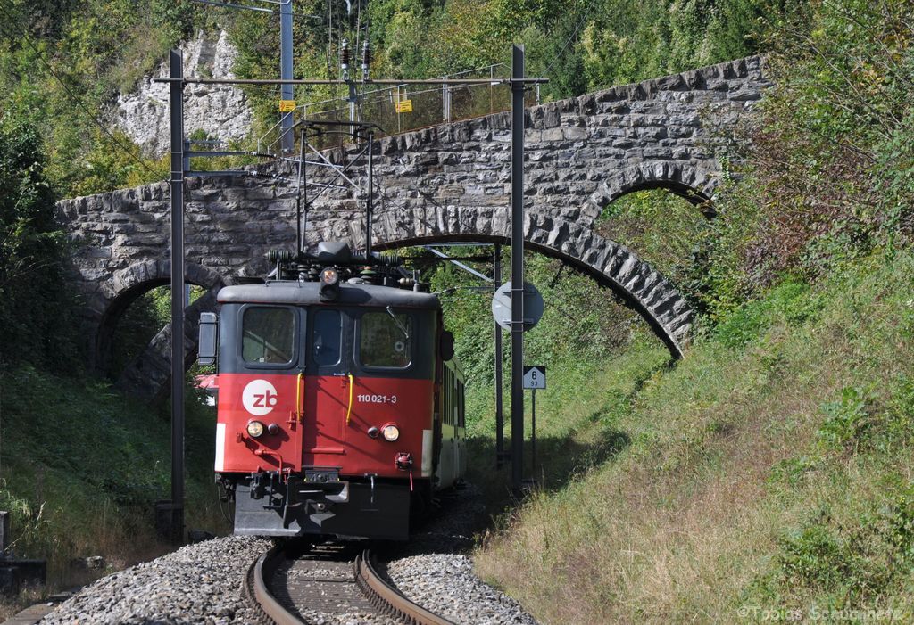 De 110 021 mit IR2219 am 25.09.2012 bei Niederried