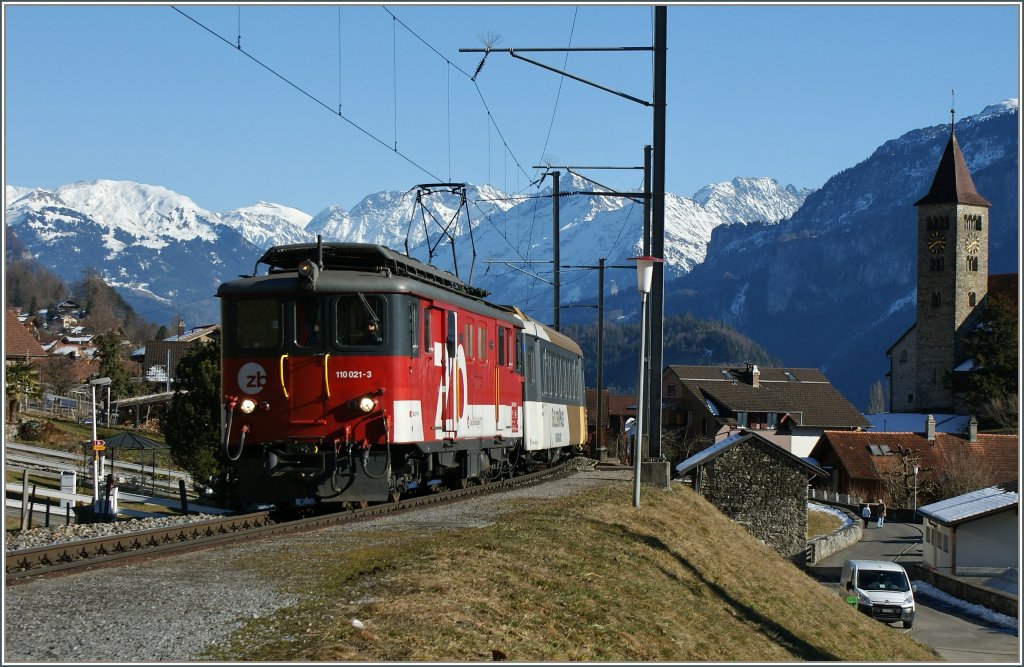 De 4/4 110 021-3 mit dem Goldenpass 2224 von Luzern nach Interlaken Ost fhrt in Brienz-West durch. 
(09.02.2011) 