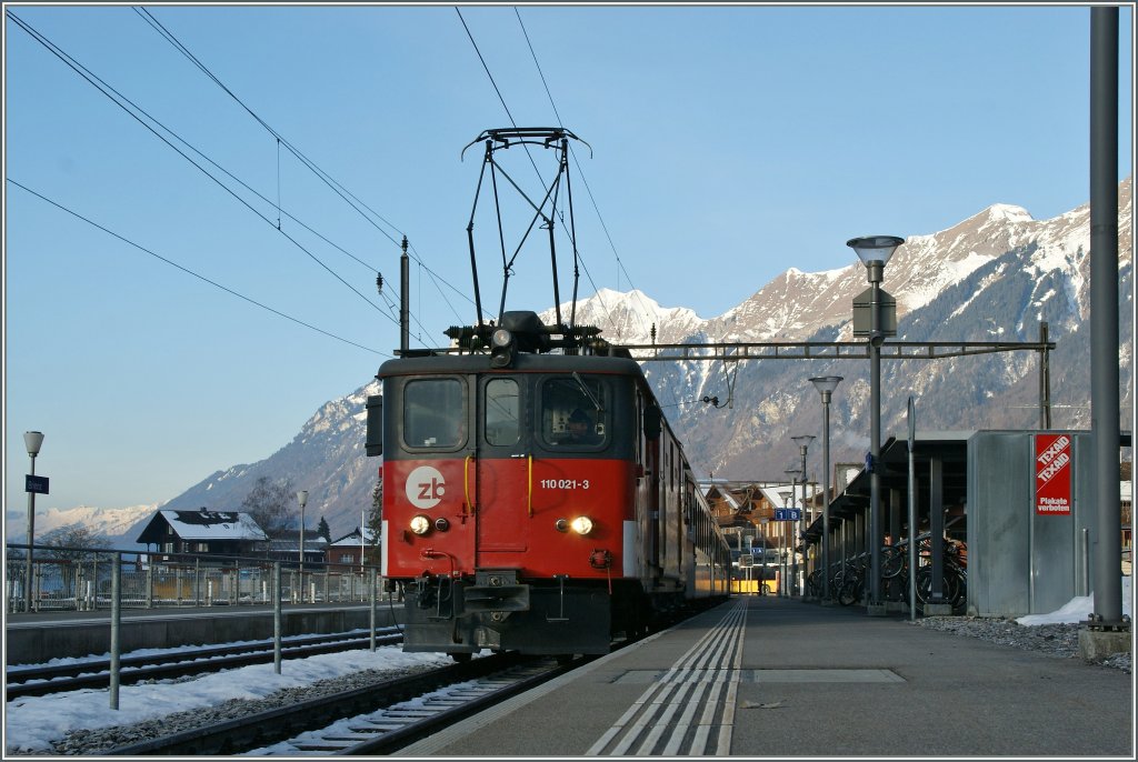 De 4/4 110 021-3 mit dem IR 2215 Interlaken Ost - Luzern am 5. Februar 2011 beim Halt in Brienz.