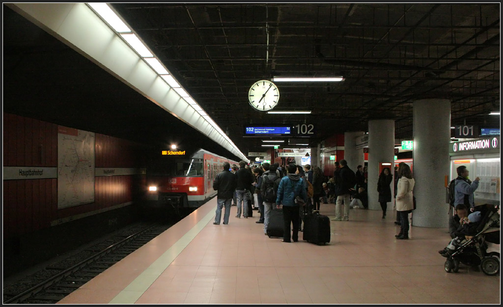 Dem Rauch mehr Platz geben - 

Nach Hamburg und München wurden auch in einigen Stuttgarter S-Bahnstationen die abgehängte Decke abgenommen. Dadurch entsteht eine größerer Raumhöhe. Der Rauch hat dann mehr Platz nach oben, falls es mal zu einem Brand kommt. Zusätzlich werden in Stuttgart Türen zu den Aufgängen eingebaut um die Treppenbereich weitgehend rauchfrei zu halten. 

S-Bahnstation  Hauptbahnhof , 12.11.2011 (M)