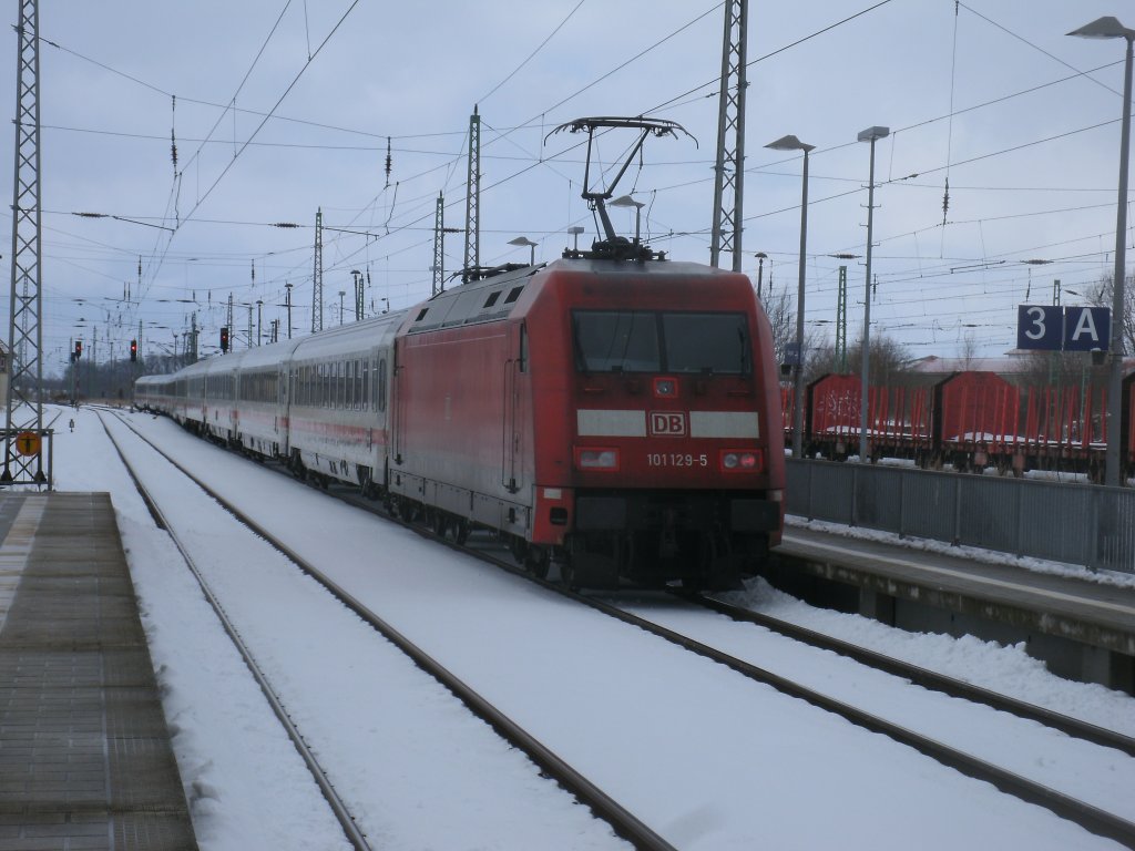 Den IC 2213 von Binz nach Stuttgart schob 101 129,am 30.Mrz 2013,aus Bergen/Rgen.