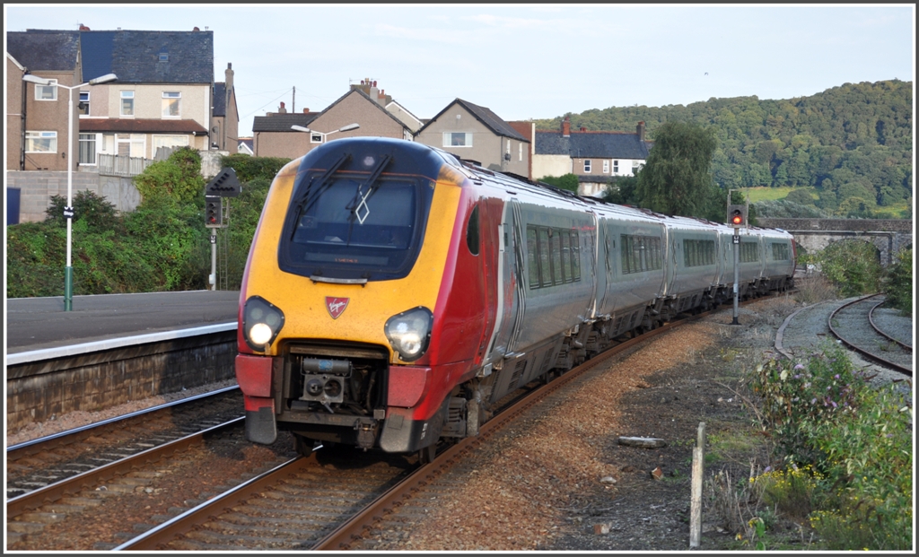 Der 16.10 ab London Euston nach Holyhead erreicht Llandudno Junction. Virgin Trains Class 221. (03.09.2012)