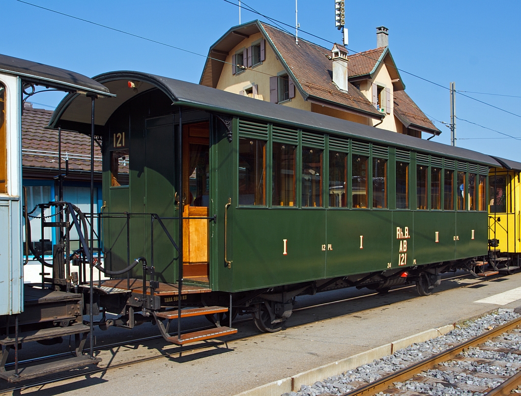 
Der 2-achsige ex RhB Großraumwagen AB 121 (1. u. 2. Klasse) der Museumsbahn Blonay-Chamby, hier am 27.05.2012 im Bahnhof Blonay. 
Der Wagen wurde 1903 bei SIG (Schweizerische Industrie-Gesellschaft) gebaut.
Die Spurweite ist 1.000 mm.