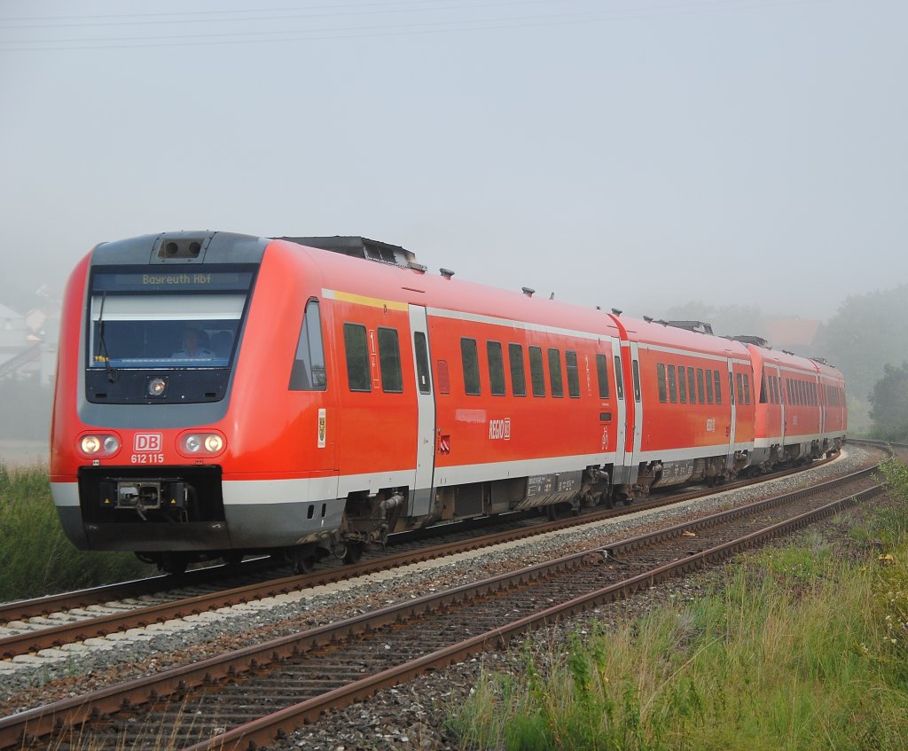 Der 612 115 und ein Schwesterzug fuhren am 04.08.2010 nach Bayreuth. Hier in der Nhe von Untersteinach.