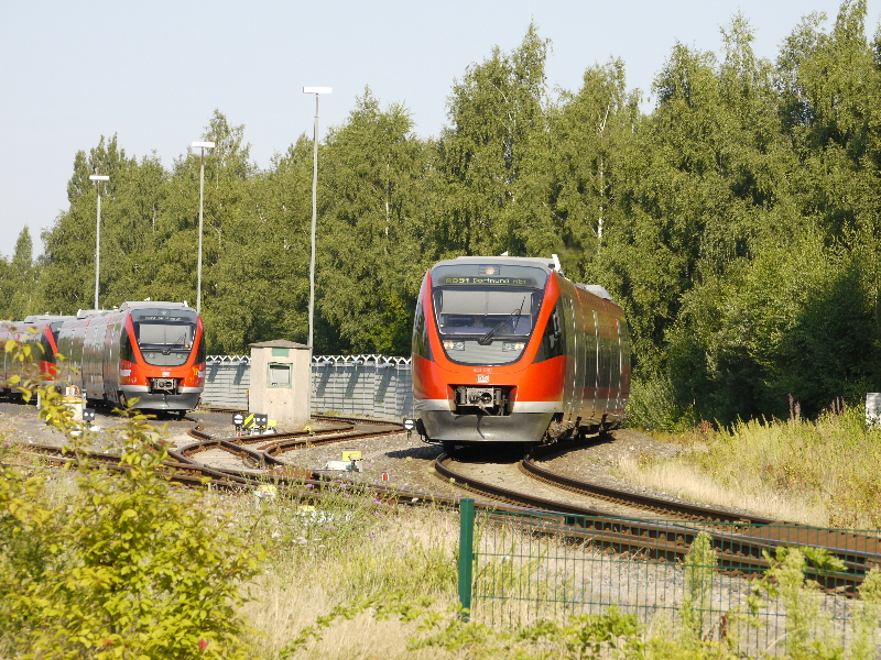 Der 643 060 kommend aus Enschede und fhrt in den Bahnhof Gronau ein. Links in der Abstellgrupp steht der 643 055 der am Montag wieder zum Einsatz kommt. 11.08.2012