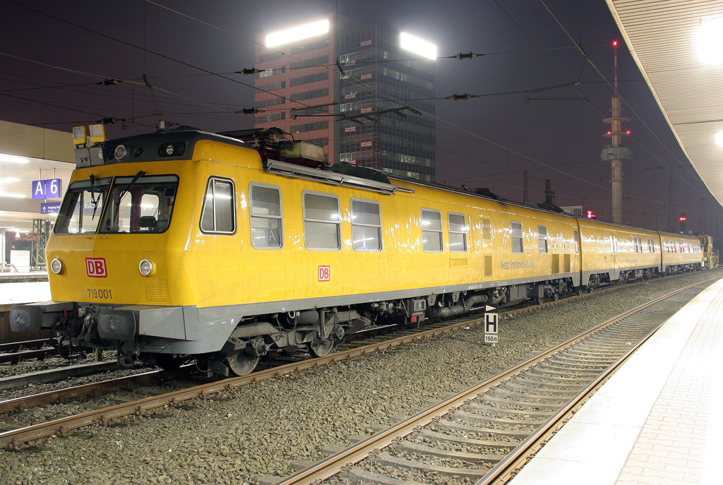 Der 719 001 der Netzinstandhaltung steht in Duisburg HBF am 13.11.2011
