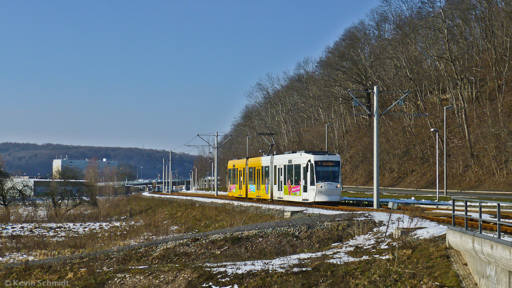 Der 8-achsige Niederflurgelenktriebwagen (NGT8G) Nr. 206 der Geraer Verkehrsbetrieb GmbH (GVB) erreicht auf der Linie 1 von Untermhaus nach Zwötzen die Haltestelle Pforten. (02.03.2013)