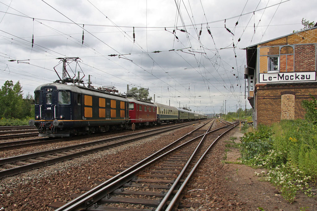Der als DPF 325 verkehrende Classic-Courier-Express von Waiblingen nach Breslau war am 23.07.2011 mit den beiden historischen E-Loks 10008 und 10019 der Gattung Re 4/4.1 bespannt und durchfhrt hier gerade Leipzig-Mockau.