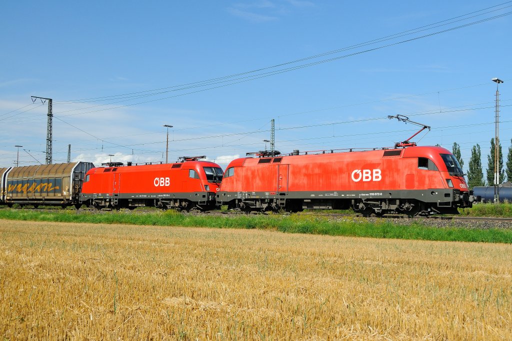 Der  Audi-Zug  mit dem doppelten Lokchen... h... Tauri. (Regensburg-Ost, 04.08.2012)