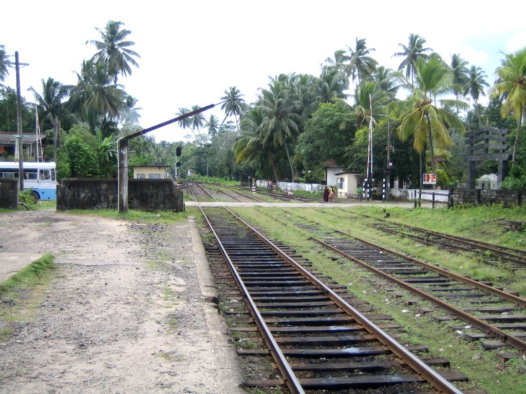 der Bahnhof Aluthgama (Sri Lanka) ist ein Inselbahnhof zwischen zweimal zwei Gleisen (Richtungsbetrieb) und Kreuzungsstelle auf der eingleisigen Hauptstrecke von Colombo die Westkste entlang nach Matara. Blick hier vom Bahnsteig 1 Richtung Norden / Colombo.
