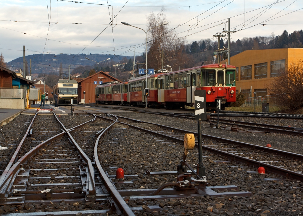 Der Bahnhof Blonay (Lavaux) am 26.02.2012. Am linken Gleis (dieses geht hinunter nach Vevey) steht der Be 2/6 - 7001 (Stadler GTW 2/6) der MVR (Transports Montreux–Vevey–Riviera), am rechten Gleis (dieses geht mit Zahnstange System Strub hinauf zum Les Pliades 1.360 m . M) der Gepcktriebwagen BDeh 2/4 Nr. 73 mit Steuerwagen Bt 222 der MVR. Die Aufnahme entstand auf dem Bahnsteig.