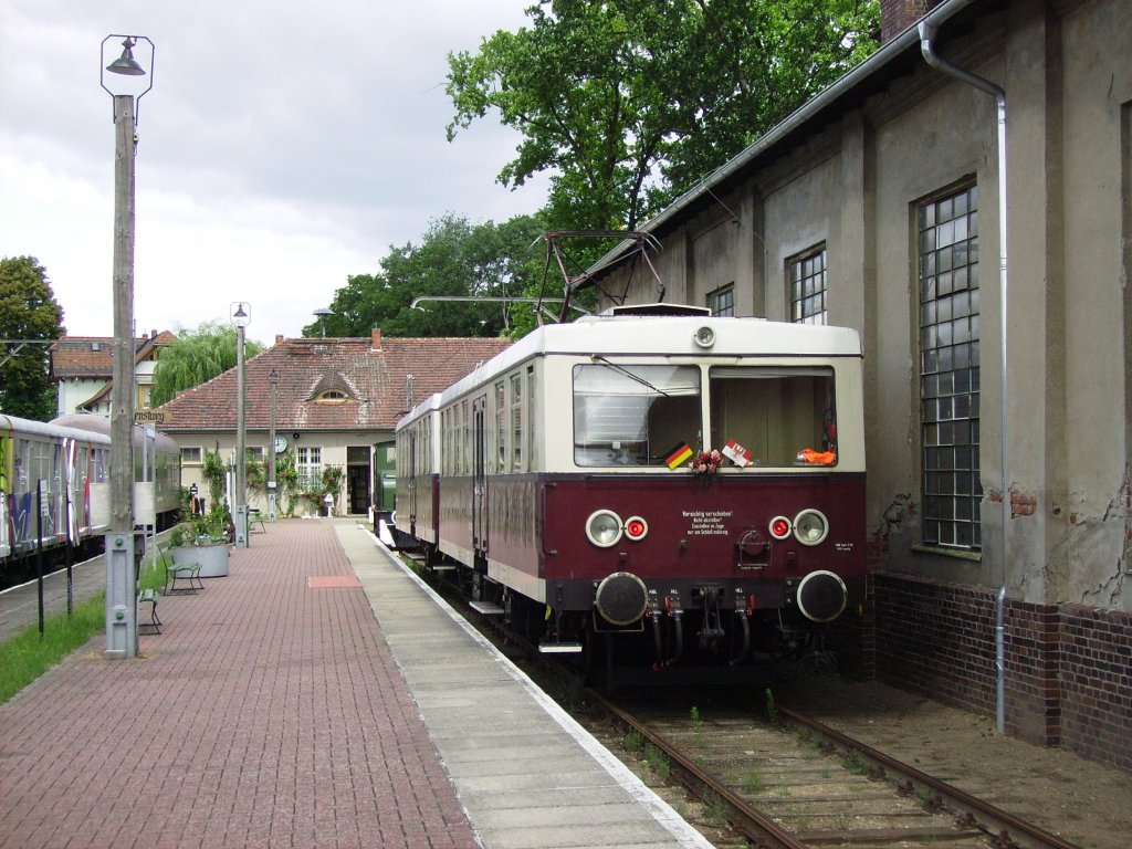 Der Bahnhof Buckow (Mrkische Schweiz) am 02.06.2011, mit zwei Triebwagen der Buckower Kleinbahn. 