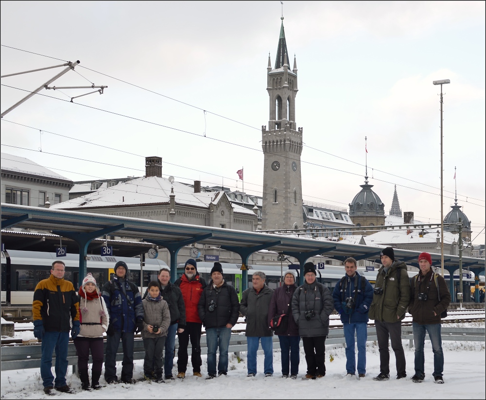 Der Bahnhof Konstanz und seine BBB (Bahnbilderbesucher) am 08.12.2012: Jrgen, Rebecca, Gregor, Andreas, Hansjrg, Herbert, Armin, Werner, Christine, Stefan, Heinz, Thomas und Silvan. Herzlichen Dank fr das Kommen und die schnen Stunden in netter Gesellschaft.