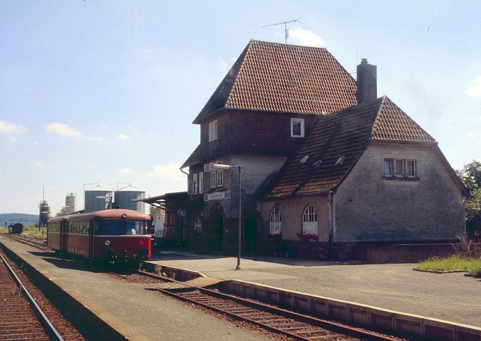 Der Bahnhof Sachsenhausen an der Strecke Korbach - Bad Wilddungen am 01.08.1988.