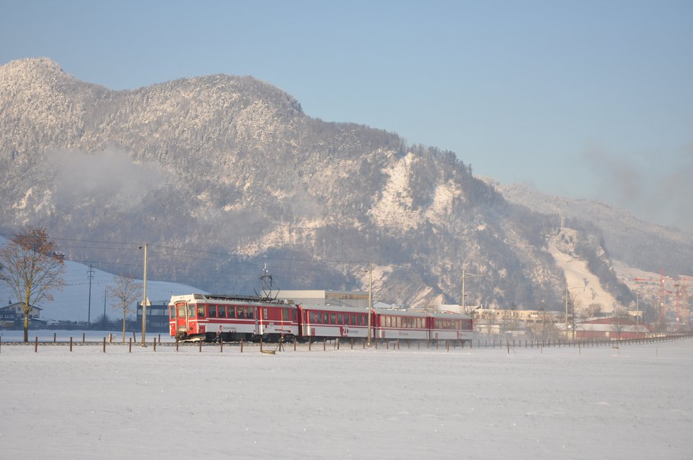 Der BDeh 4/4 3 erreicht Stans am 20.12.09 mit den B 046-0, 045-2 und 050-2 als IR 3664 Titlis-Express Luzern - Engelberg, der wegen Steuerwagenmangel (und dem Skispringen in Engelberg) unverpendelt verkehrt.