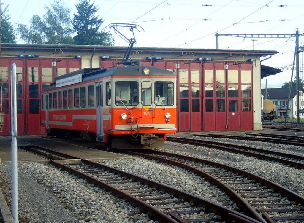 Der Be4/4 104 steht am 28.8.2005 im Abendlicht vor dem ASm Depot in Langenthal. Von der Strasse aus aufgenommen.