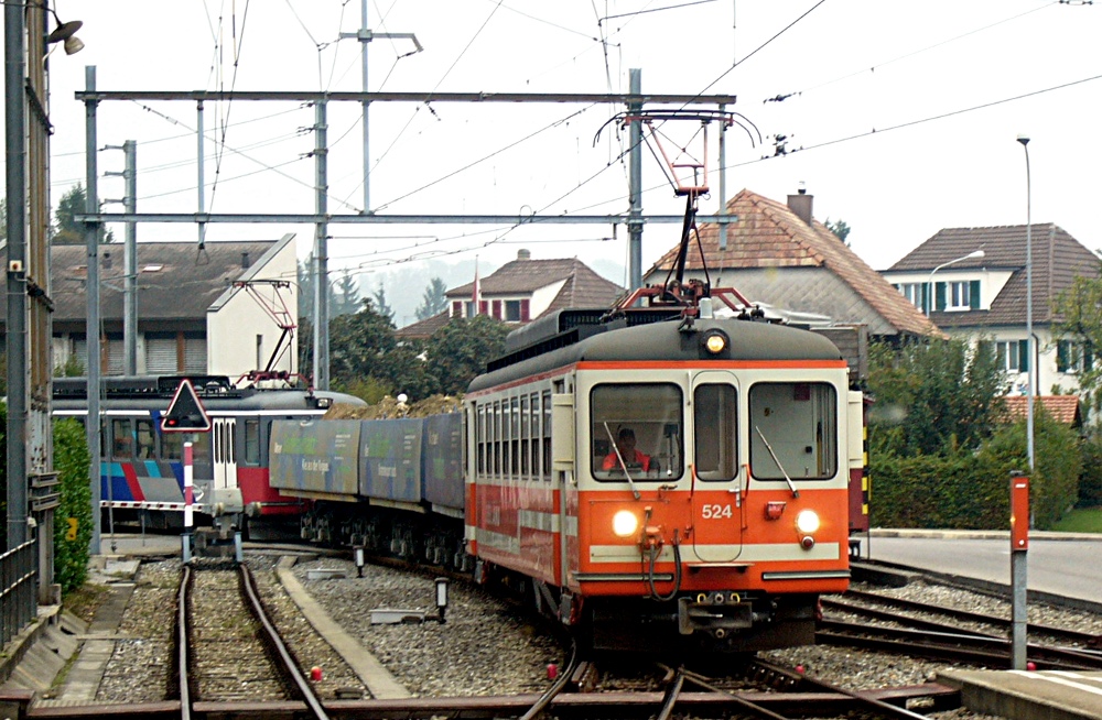 Der Be4/4 524 zieht am 27.9.2005 einen Kieszug in den Bahnhof Tuffelen.